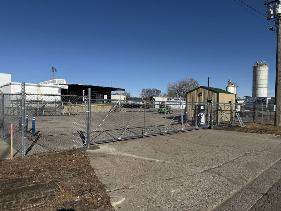 Commercial chain link fence