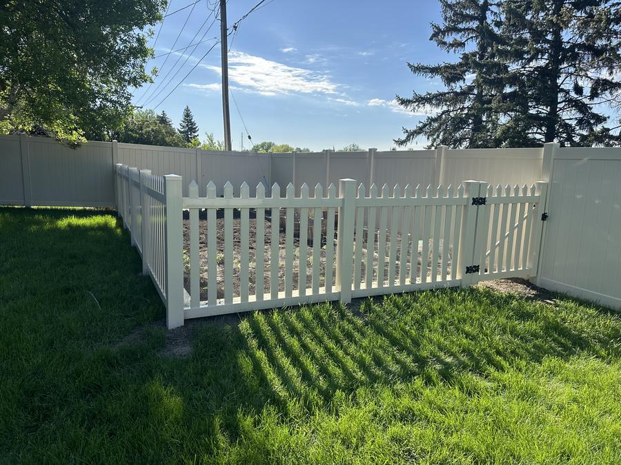 Picket fence by Wetzel Fence